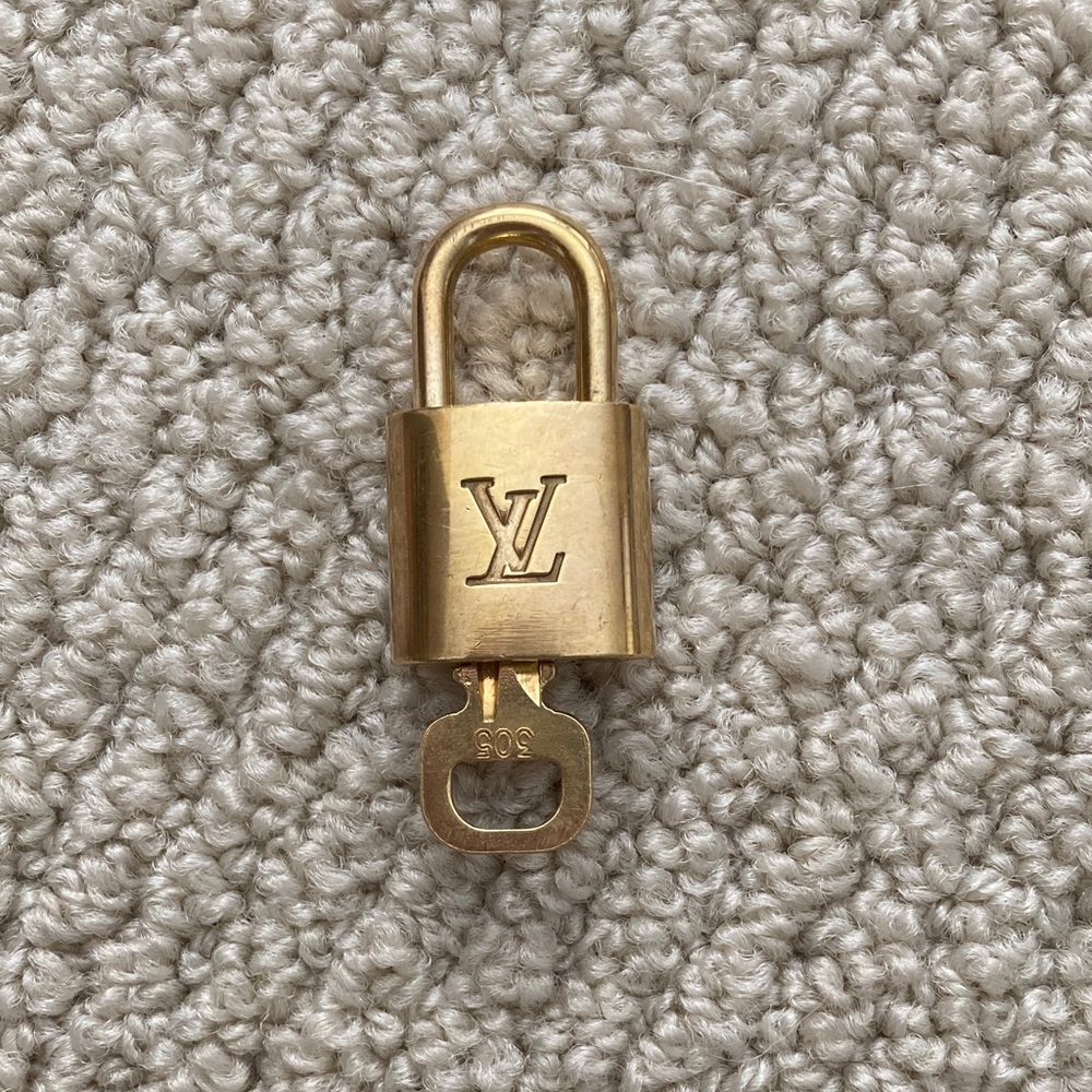 Louis Vuitton Lock and Key Gold Padlock Authentic #305 Like New Luxury - Picture 2 of 7